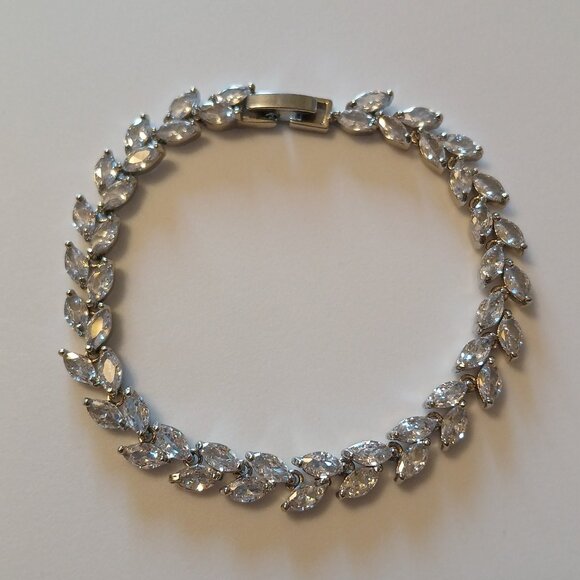 Rhinestone Jewel Leaf Nature Silver Tone Shiny Bracelet - Picture 1 of 9
